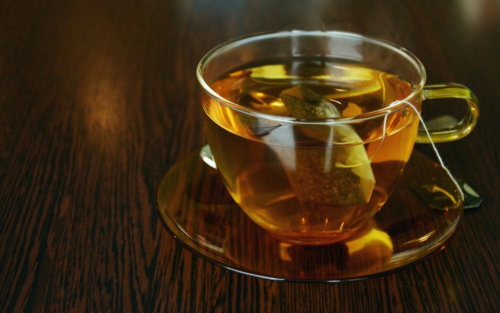 Nada é tão aconchegante quanto tomar um chá em casa enrolada no cobertor. (Foto: Pexels)