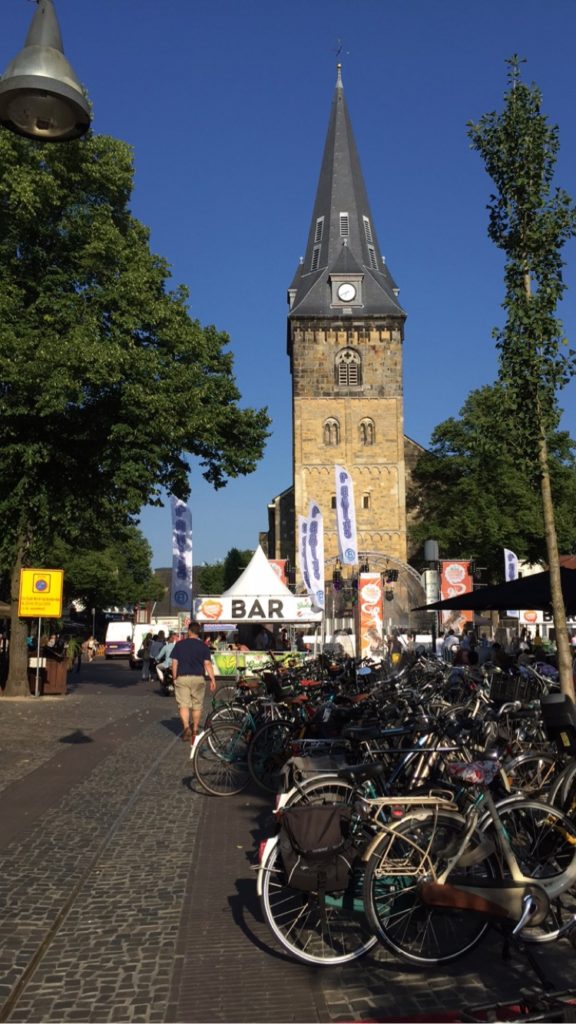 Essa é a parte do centro onde os eventos e festivais acontecem, na frente da Grote Kerk. 