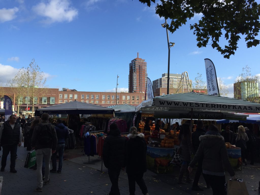 Mercado de sábado, com direito a um céu super azul e a vista do prédio mais alto de Enschede.
